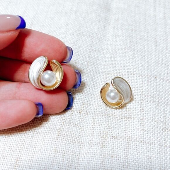 Pearl stud earrings N173 - Picture 2 of 4